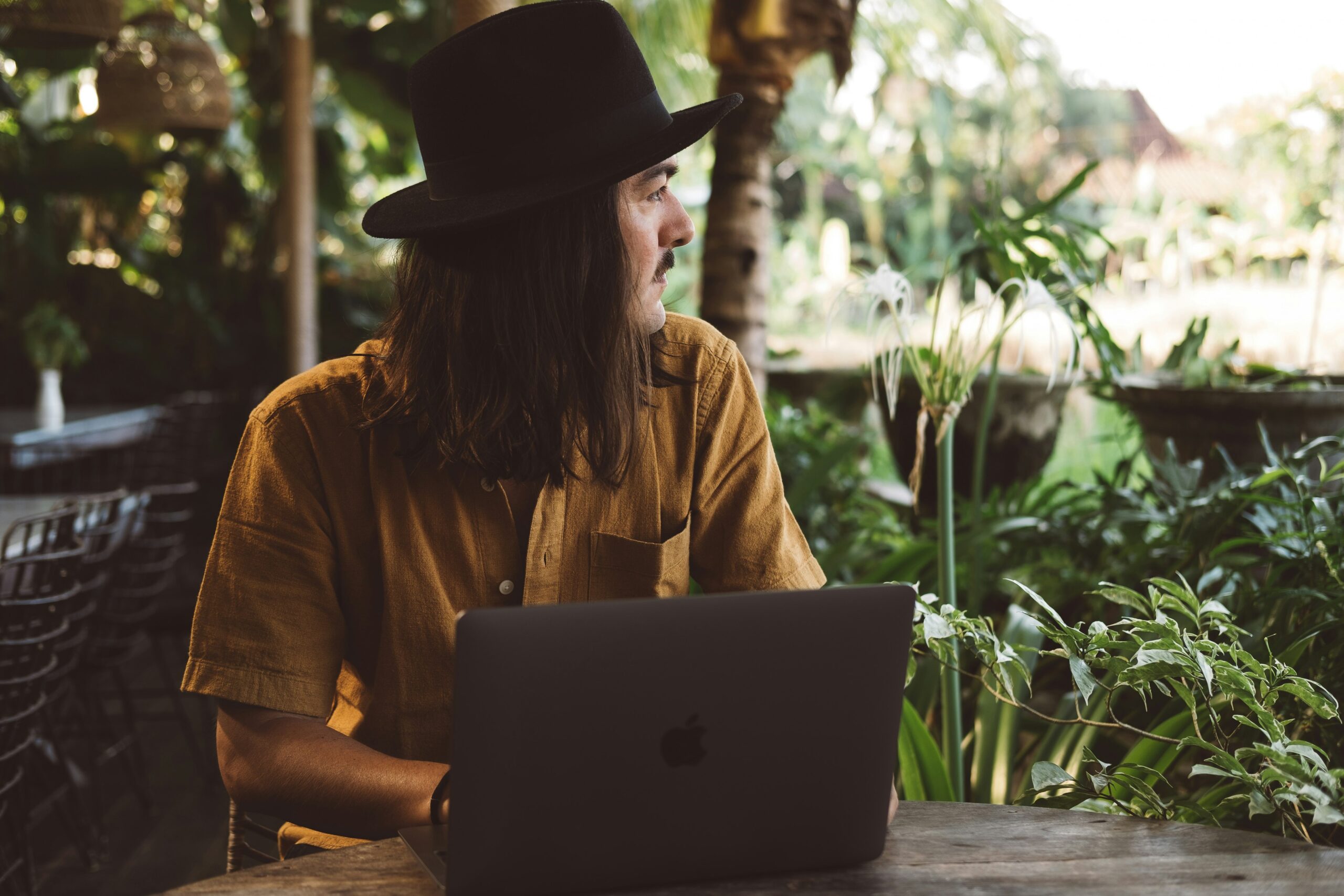 How Digital Nomads Make Passive Income While Traveling