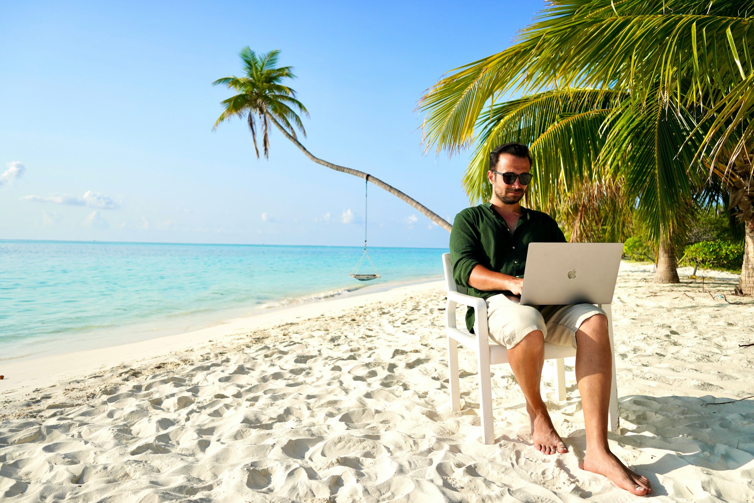 Making Money Online While Traveling: Tips and Strategies